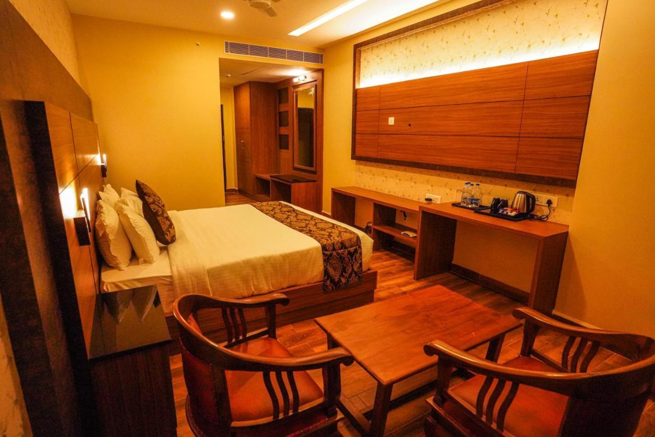 V Five Hotel Singapperumalkovil Экстерьер фото