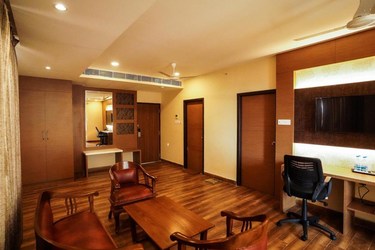 V Five Hotel Singapperumalkovil Экстерьер фото